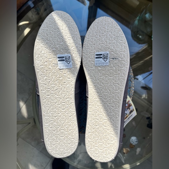 🍃TOMS🍃- NWT - Grey Toms Hand-painted Tree Branch Design- size 10 Womens - Picture 8 of 9